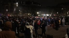 Les manifestants place de la République à Lille après l'adoption de la réforme des retraites le lundi 20 mars 2023.