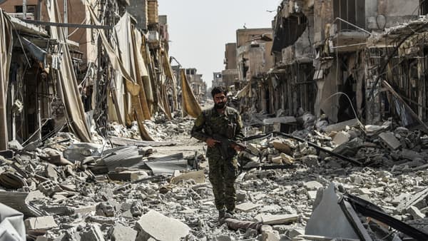 Un combattant des FDS dans le centre de Raqqa, le 25 septembre 2017.