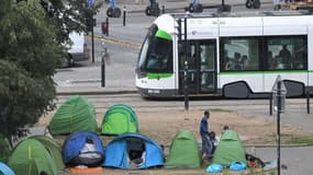 Plusieurs migrants qui campent dans un square à Nantes.