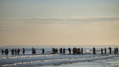 Des migrants tentent de traverser la Manche avec des bateaux de passeurs au large de la plage de Gravelines, dans le Nord, le 27 septembre 2025