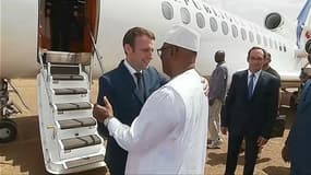 Emmanuel Macron rencontre son homologue malien Ibrahim Boubacar Keïta, sur la base militaire de Gao, le 19 mai 2017
