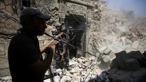 Des membres de la police fédérale irakienne tirent sur une position de jihadistes de l'EI, dans la Vieille ville de Mossoul, le 28 juin 2017 Des membres de la police fédérale irakienne tirent sur une position de jihadistes de l'EI, dans la Vieille ville de Mossoul, le 28 juin 2017