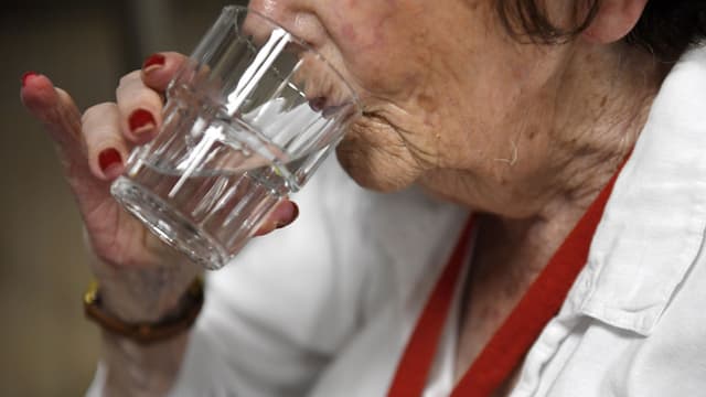 Boire, mais pas trop sous peine d'hyponatrémie.