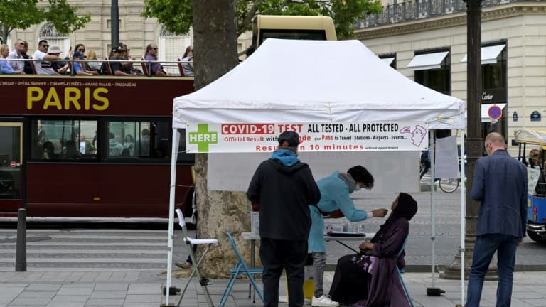 Un point de dépistage du Covid-19 installé sur les Champs-Elysées à Paris le 1er juillet 2022