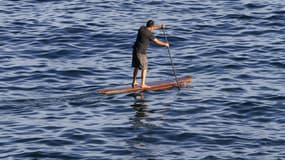 Un homme sur planche de paddle: c'est sur ce type de planche que Clémence se trouvait. (Photo d'illustration).