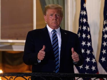 Donald Trump lève les pouces à son arrivée à la Maison Blanche, après avoir quitté l'hôpital Walter Reed