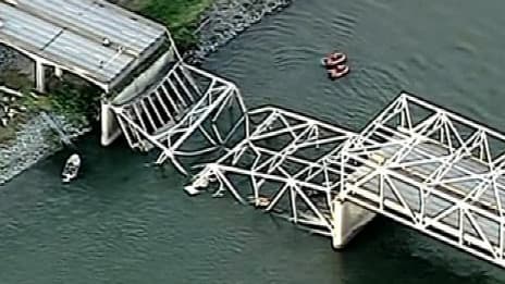 Vue aérienne du pont autoroutier rompu au-dessus de la rivière Skagit au nord de Seattle.