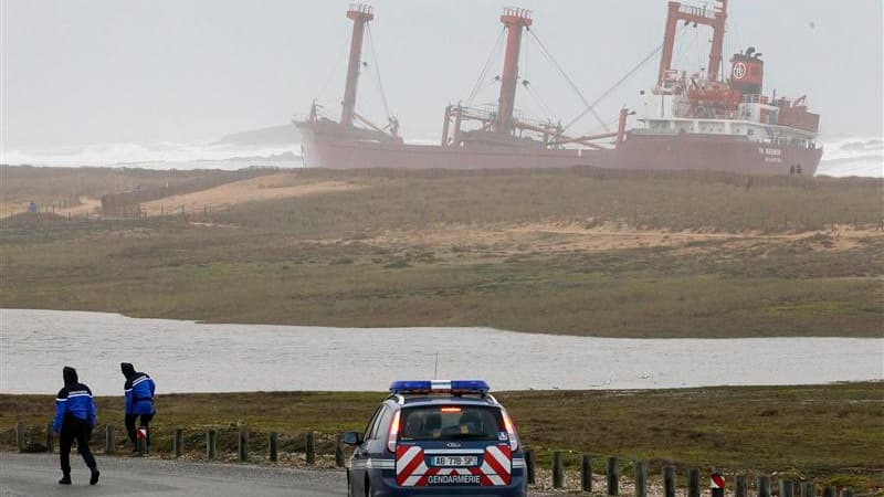 Un cargo battant pavillon maltais, le TK Bremen, s'est échoué dans la nuit de jeudi à vendredi en raison de la tempête, sur la côte du Morbihan, provoquant une fuite d'hydrocarbures vers la plage d'Erdeven. /Photo prise le 16 décembre 2012/REUTERS/Stéphan