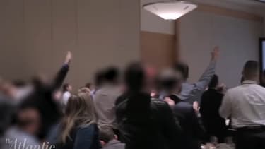 Des membres du mouvement d'extrême droite alt-right saluent l'élection de Trump par un salut nazi.