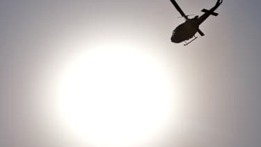 L'hélicoptère, un Robinson R44 Raven 2, a reçu une centaine de plombs sur sa carlingue