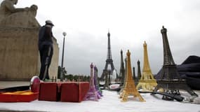 Soixante tonnes de Tour Eiffel miniatures destinées à des revendeurs à la sauvette ont été saisies mardi en banlieue parisienne par la police. Ces souvenirs étaient entreposées dans un hangar au Bourget, en Seine-Saint-Denis. Les enquêteurs ont également