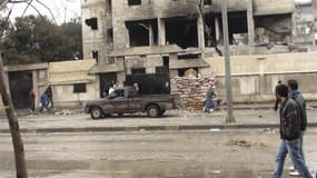 A Homs, vendredi. Les forces syriennes ont intensifié samedi leurs bombardements à Homs, ville-symbole de la contestation antigouvernementale, où quatre civils ont trouvé la mort, selon des opposants. /Photo prise le 10 février 2012/REUTERS/Handout