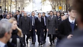 Emmanuel Macron constate les dégâts dans le quartier de l'Arc de Triomphe, le 2 décembre 2018.