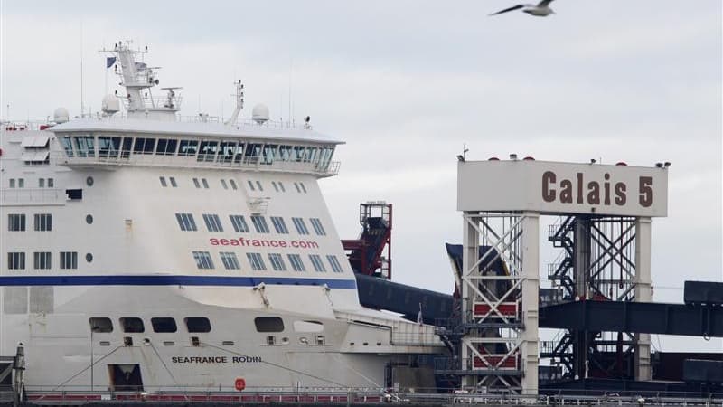 Huit anciens salariés de SeaFrance ont été mis en examen jeudi dans une enquête pour des vols et des fraudes à bord des bateaux de la compagnie maritime, aujourd'hui en liquidation judiciaire. /Photo prise le 10 janvier 2012/REUTERS/Pascal Rossignol