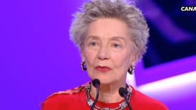 L'actrice Emmanuelle Riva remercie l'académie des César pour son prix de la meilleure actrice, le 22 février 2013 au Théâtre du Châtelet, à Paris