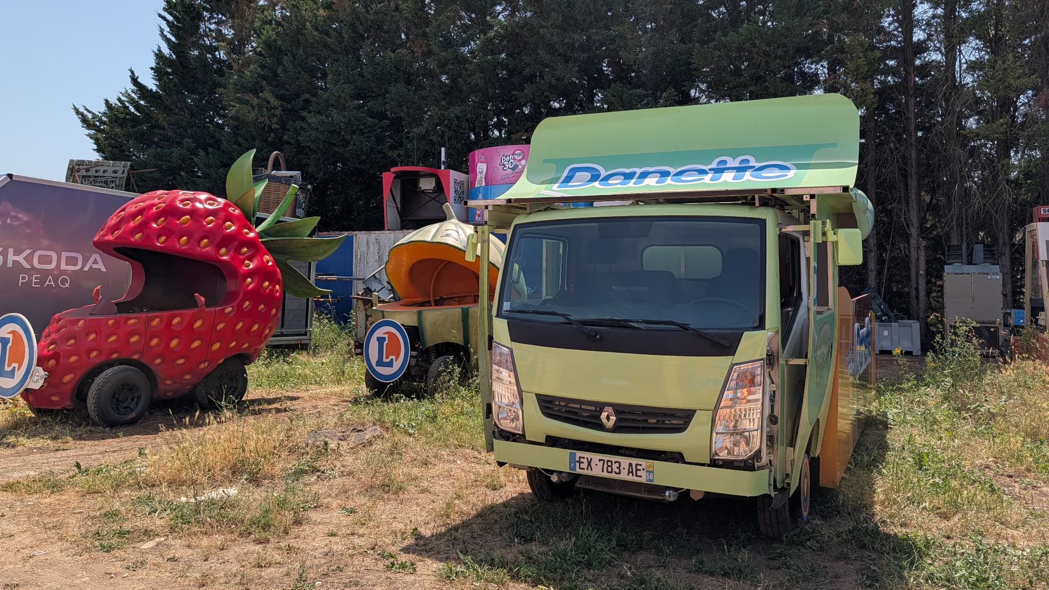Autour des ateliers de l'entreprise Theobora à Pithiviers (Loiret), les chars qui prendront la route de la caravane du Tour de France finissent d'être préparés.