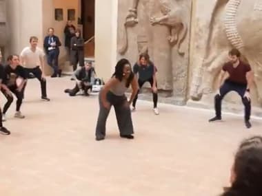 Un cours de dancehall dans la cour Khorsabad du Louvre, le 23 avril 2024