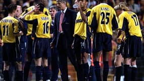 Arsène Wenger et ses joueurs lors de la défaite en finale de la Coupe de l'UEFA en 2000