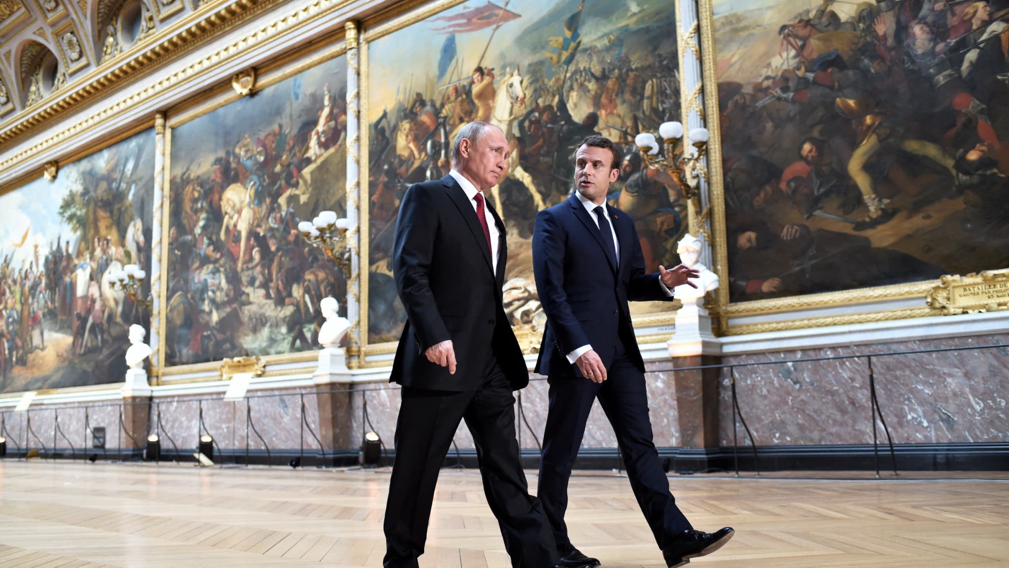 Emmanuel Macron et Vladimir Poutine dans la Galerie des Batailles du château de Versailles, en 2017 Emmanuel Macron et Vladimir Poutine dans la Galerie des Batailles du château de Versailles, en 2017