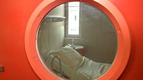 Une chambre d'isolement prévue pour un patient atteint du virus Ebola, à l'hôpital Bichat à Paris.