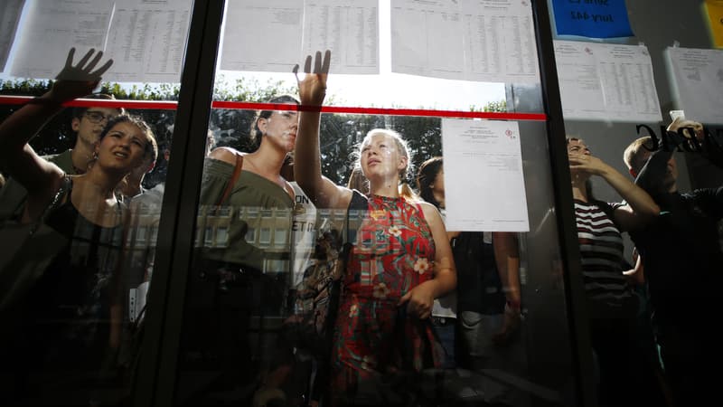 Des élèves regardent les listes des admis au baccalauréat. Image d'illustration.