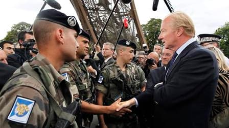 Le ministre de l'Intérieur français Brice Hortefeux, ici avec des soldats en patrouille sous les pilliers de la Tour Eiffel, s'en prend aux magistrats dans un entretien au Figaro-magazine et propose plusieurs réformes judiciaires allant jusqu'au retrait d