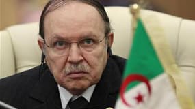 Le président algérien Abdelaziz Bouteflika a annoncé vendredi qu'il allait engager des réformes législatives et amender la constitution, initiative destinée à contenir les effets de la vague d'agitation qui secoue le monde arabe. /Photo prise le 29 novemb