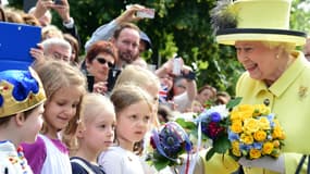La Reine Elizabeth II en visite à Berlin à la porte de Brandebourg le 26 juin 2015.