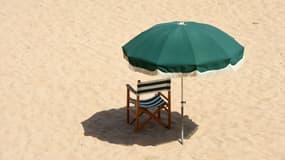 Une chaise de plage et un parasol sur une plage de Saint-Jean-de-Luz, le 18 juin 2022.