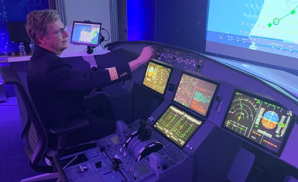 Des pilotes de ligne viennent expérimenter PureFlight dans un cockpit virtuel à Toulouse Des pilotes de ligne viennent expérimenter PureFlight dans un cockpit virtuel à Toulouse