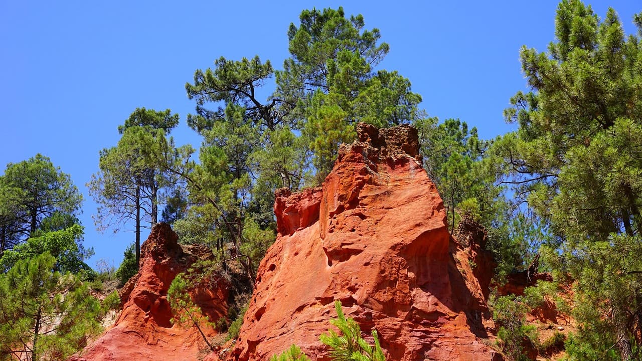 Le Sentier des Ocres, dans le Luberon, offre un paysage digne du Grand Canyon aux Etats-Unis.