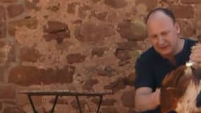 Gérard Depardieu et Laurent Audiot, plumant des poules en Catalogne, dans le documentaire "A pleines dents".