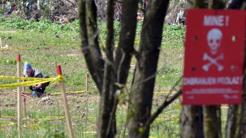 Des démineurs sondent un terrain miné près de Sarajevo, en Bosnie, le 20 mai, après les inondations historiques qui ont touché le pays.