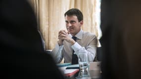 Manuel Valls avec les partenaires sociaux à Matignon, vendredi 11 avril.
