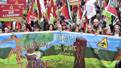 Des manifestants opposés au projet d'aéroport de Notre-dame-des-Landes, près de Nantes