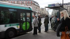 Le chauffeur a fait descendre tous les passagers porte de Clichy, leur sommant d'attendre le passage du prochain bus.