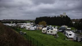 Une vue des caravanes stationnées dans un camping pour la communauté des gens du voyage à Ronchin, dans le nord de la France, le 16 janvier 2023