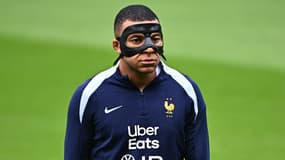 Le capitaine de l'équipe de France Kylian Mbappé avec son nouveau masque à l'entraînement, 23 juin 2024