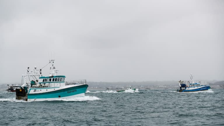 Des bateaux de pêche français manifestent contre les conditions imposées aux marins français après le Brexit, devant le port de Saint-Hélier, capitale de l'île anglo-normande de Jersey, le 6 mai 2021 (PHOTO d'ILLUSTRATION)