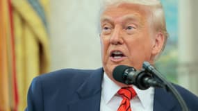 Donald Trump lors de la cérémonie d'investiture de l'envoyé spécial pour le Moyen-Orient, Steve Witkoff, dans le Bureau ovale de la Maison-Blanche, le 6 mai 2025.