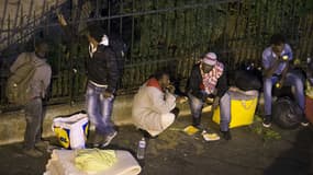 Des migrants place de la Chapelle lundi 8 juin.