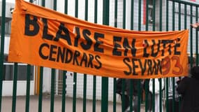Une banderole déroulée sur la grille d'entrée du lycée Blaise-Cendrars à Sevran (Seine-Saint-Denis) dans le cadre d'un mouvement de grève le vendredi 15 mars 2024.