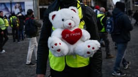 "Petit à petit on s'est donné la main et maintenant on est ensemble", raconte Claudie (image d'illustration, manifestation gilets jaunes du 8 décembre à Paris)