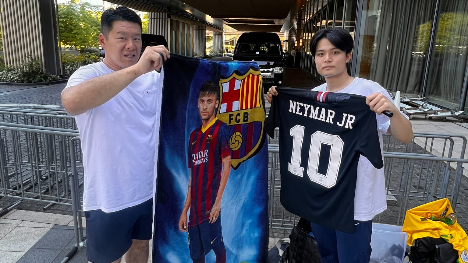 Des supporters japonais devant l'hôtel accueillant le PSG à Tokyo, le 30 juillet 2023