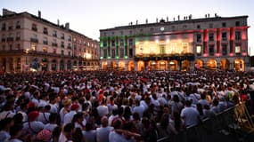 Des personnes se rassemblent devant l'hôtel de ville lors de la cérémonie d'ouverture des 91e Fêtes de Bayonne, à Bayonne, dans le sud-ouest de la France, le 26 juillet 2023.