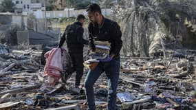 Des hommes fouillent les décombres d'une maison détruite par un bombardement israélien à Rafah, le 11 mars 2024