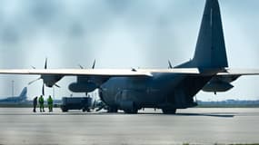 Les C-130 sont des avions de transport militaire qui sont également utilisés afin d'acheminer de l’aide humanitaire et des secours lors de catastrophes.
