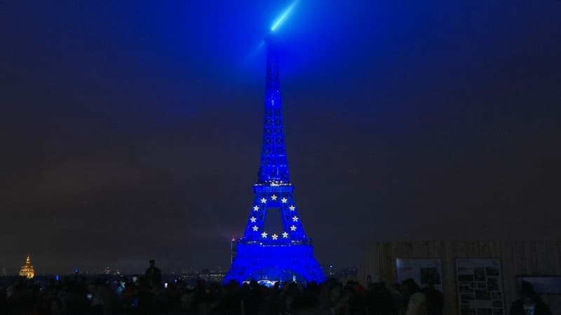 La Tour Eiffel en bleu le 31 décembre 2021 pour fêter la présidence française de l'Union européenne