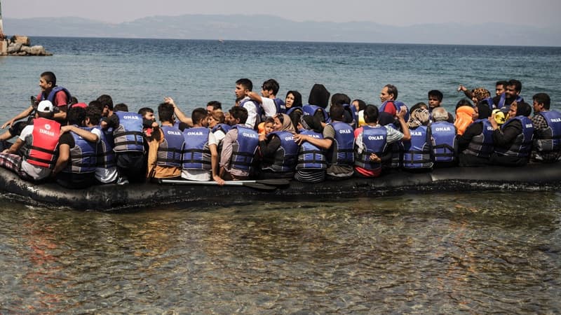 Un zodiac de migrants en mer Méditerranée