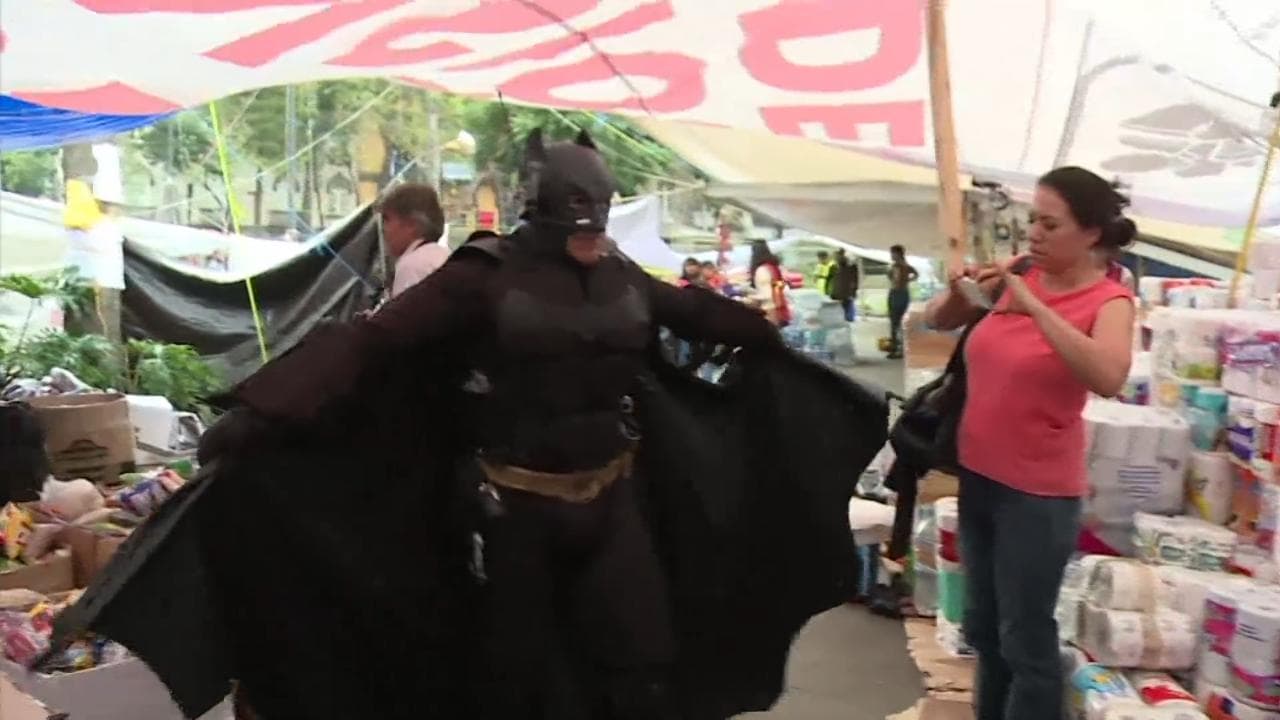 Confinement : au Mexique, Batman sort la Batmobile pour faire respecter la  loi !